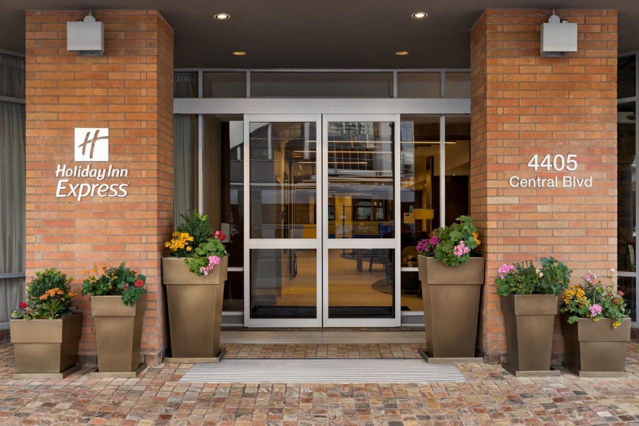 Holiday Inn Express Vancouver-Metrotown Burnaby Exterior photo