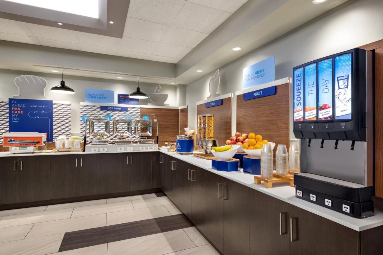 Holiday Inn Express Vancouver-Metrotown Burnaby Exterior photo