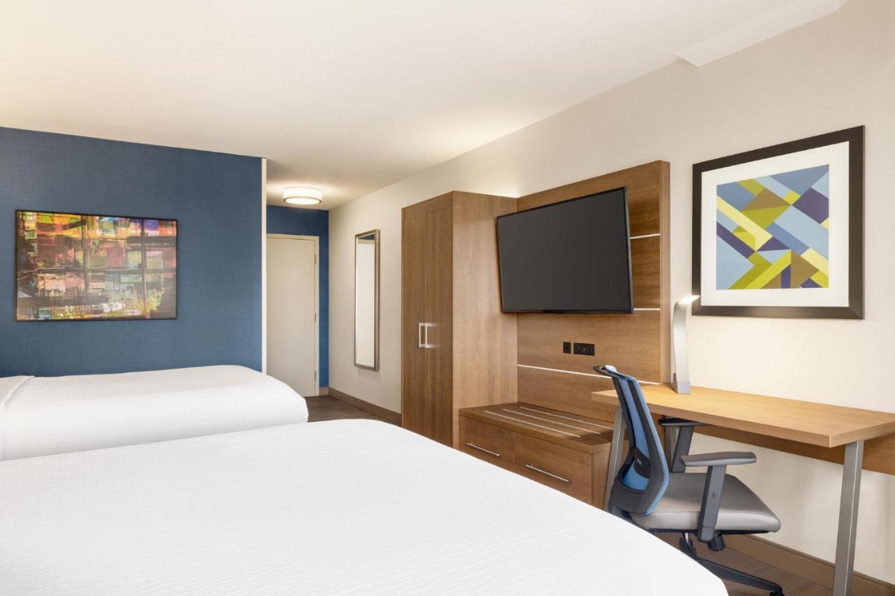 Holiday Inn Express Vancouver-Metrotown Burnaby Exterior photo