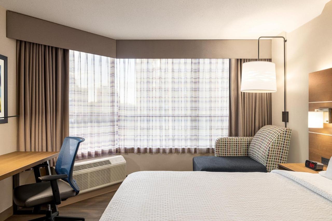 Holiday Inn Express Vancouver-Metrotown Burnaby Exterior photo