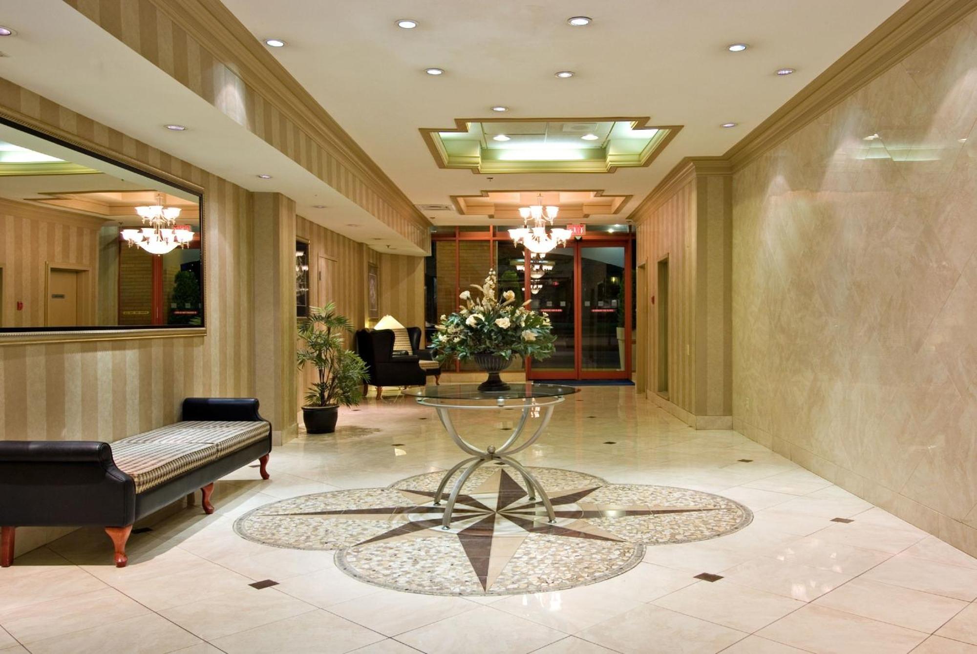 Holiday Inn Express Vancouver-Metrotown Burnaby Exterior photo