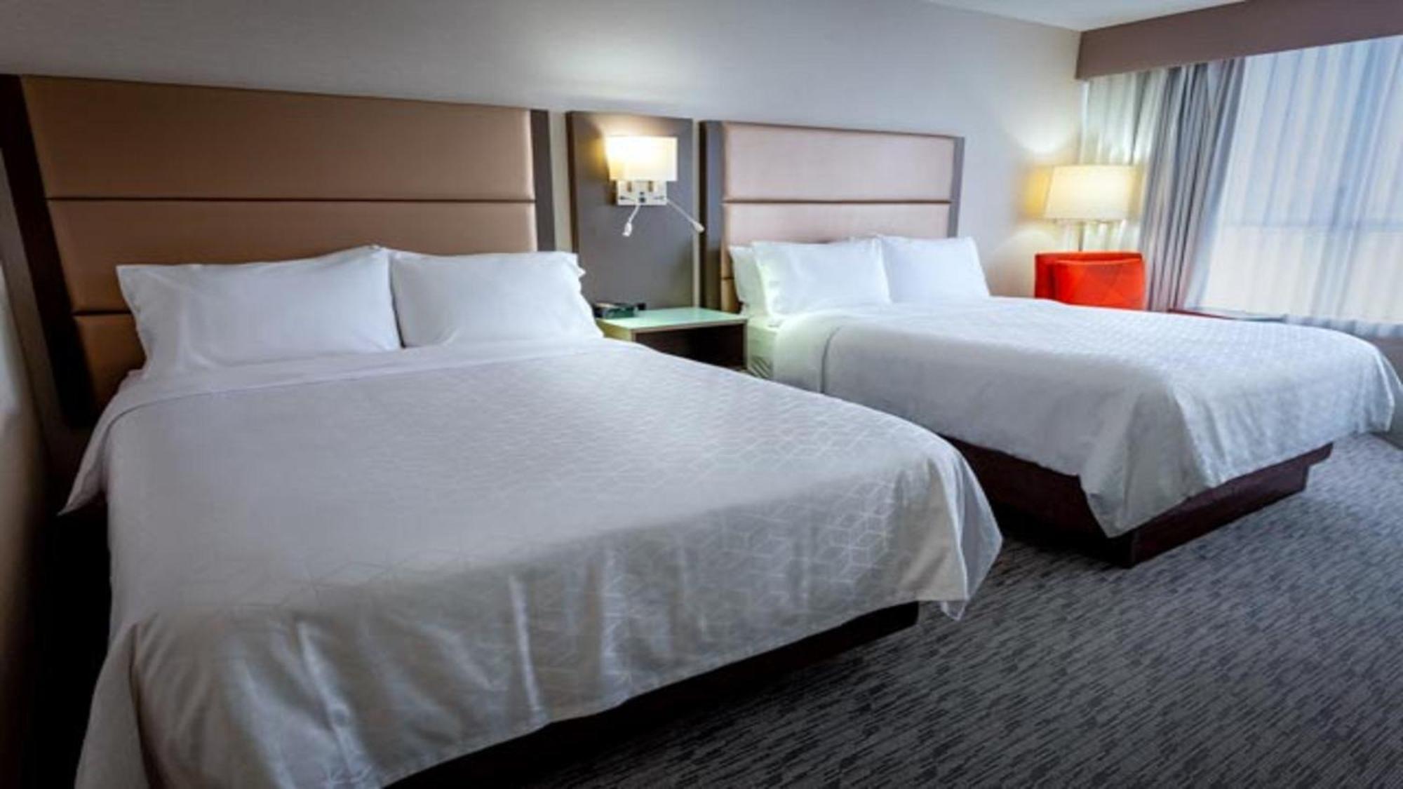 Holiday Inn Express Vancouver-Metrotown Burnaby Exterior photo